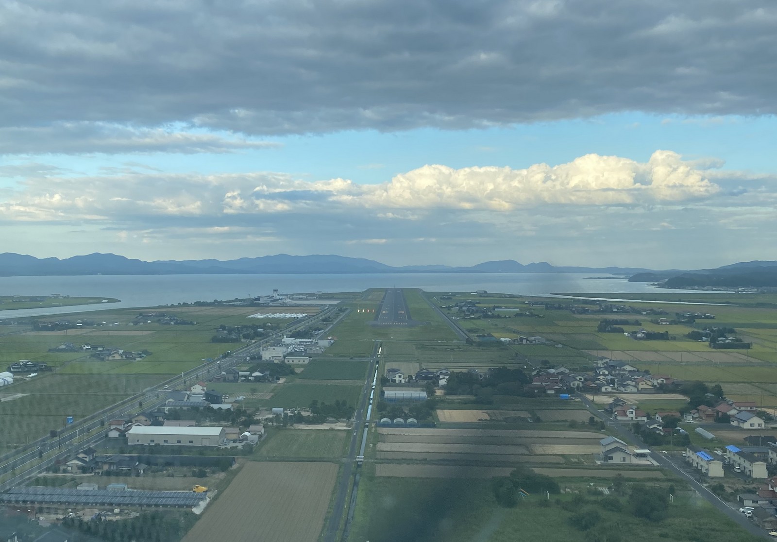 出雲空港に到着、奥には宍道湖が拡がっている